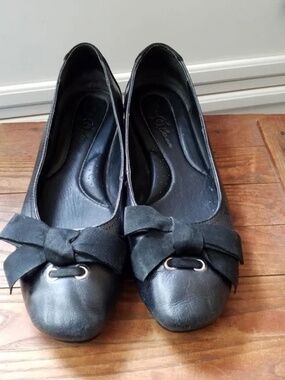 BORN SIZE 7 BLACK LEATHER BOW FLATS COMFORTABLE LOT5722